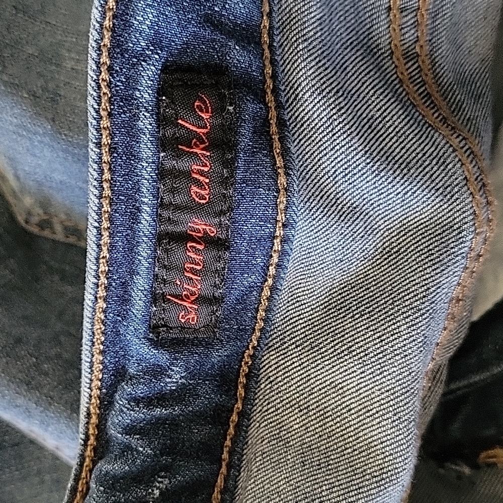Earl Jeans floral/hummingbird embroidery 8 petite - Picture 7 of 11